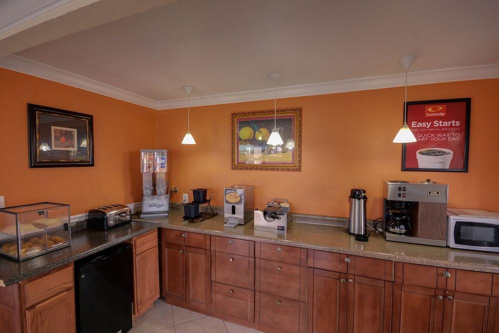 Econo Lodge Lake Charles University Area Bagian luar foto