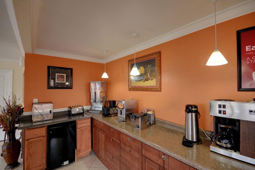 Econo Lodge Lake Charles University Area Bagian luar foto
