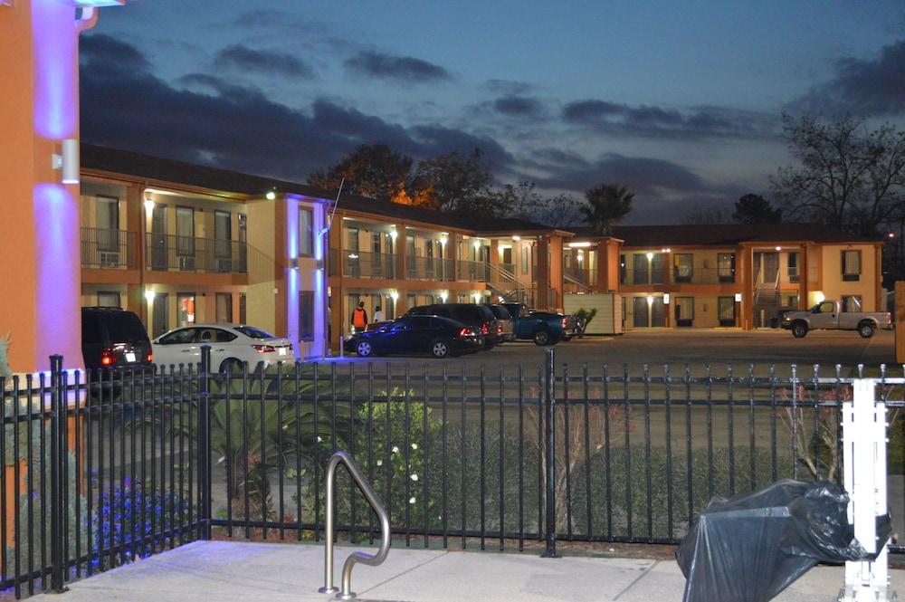 Econo Lodge Lake Charles University Area Bagian luar foto