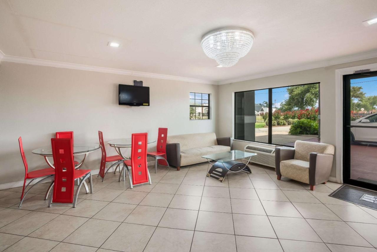 Econo Lodge Lake Charles University Area Bagian luar foto