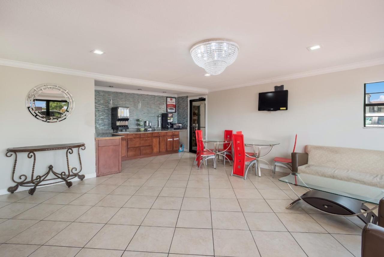 Econo Lodge Lake Charles University Area Bagian luar foto