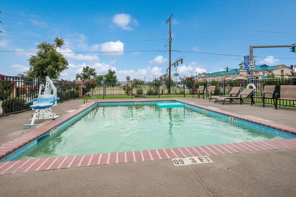 Econo Lodge Lake Charles University Area Bagian luar foto
