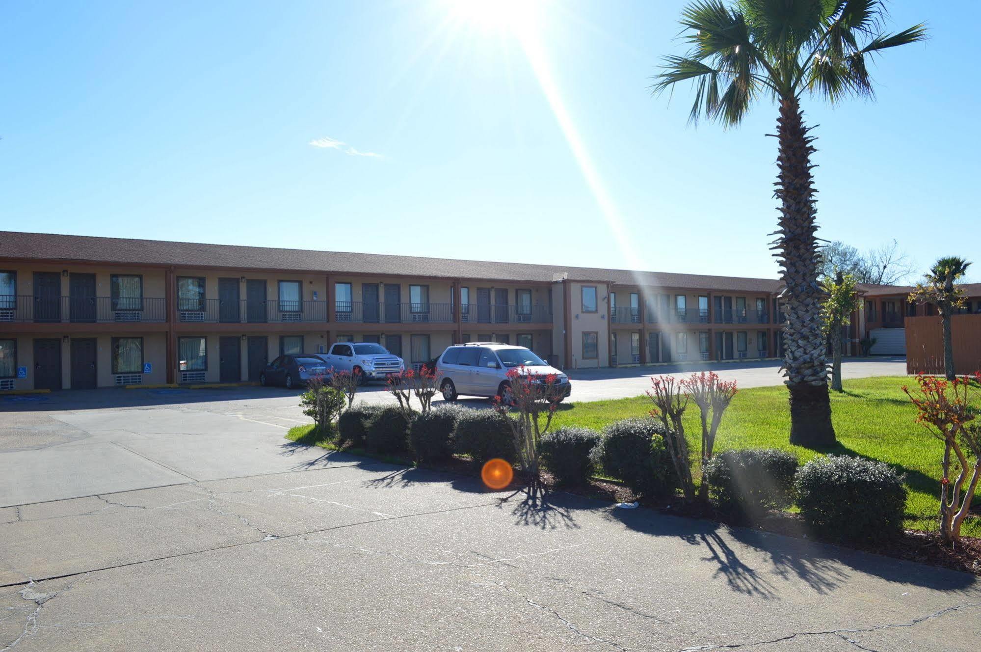 Econo Lodge Lake Charles University Area Bagian luar foto