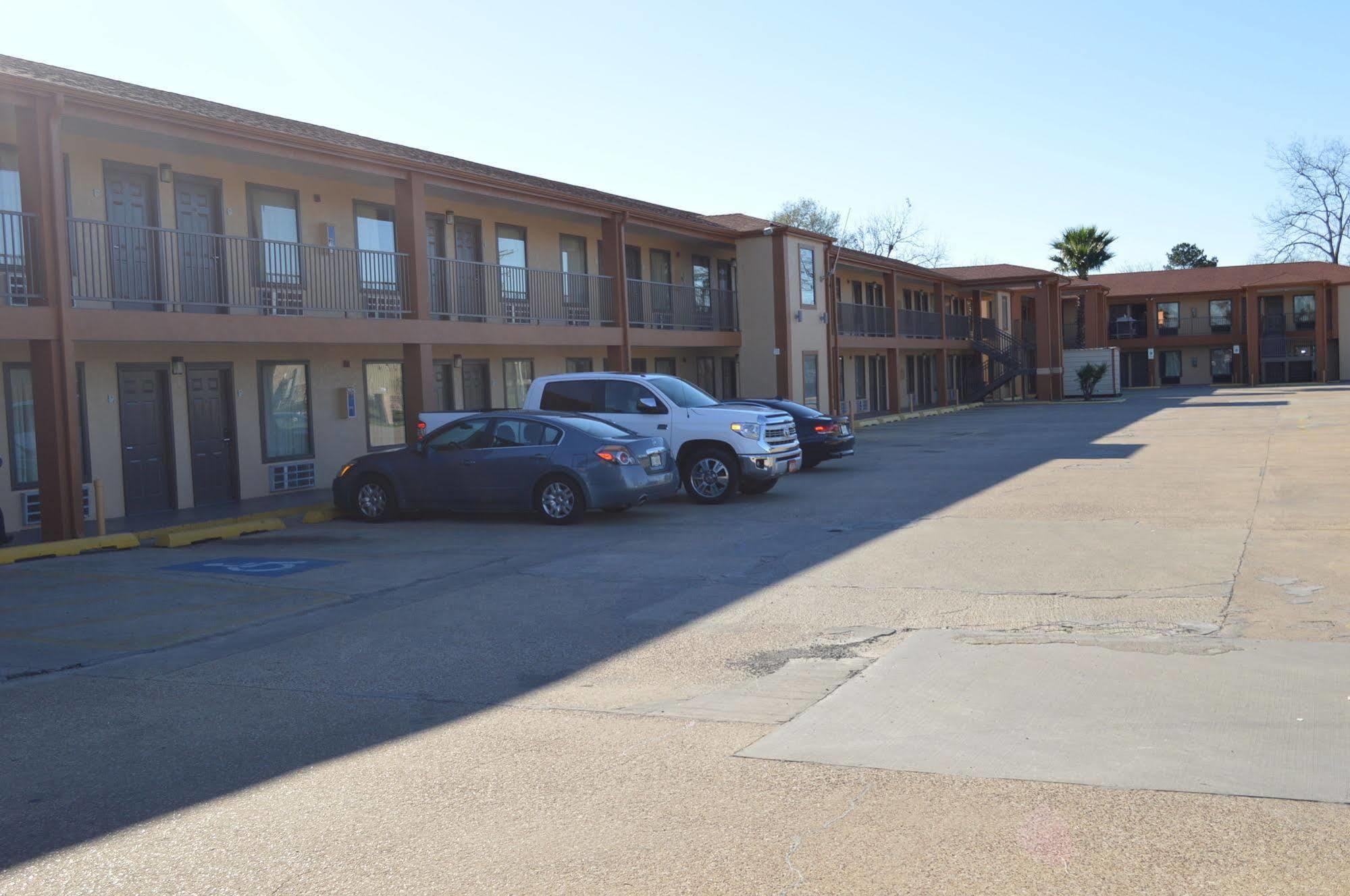 Econo Lodge Lake Charles University Area Bagian luar foto