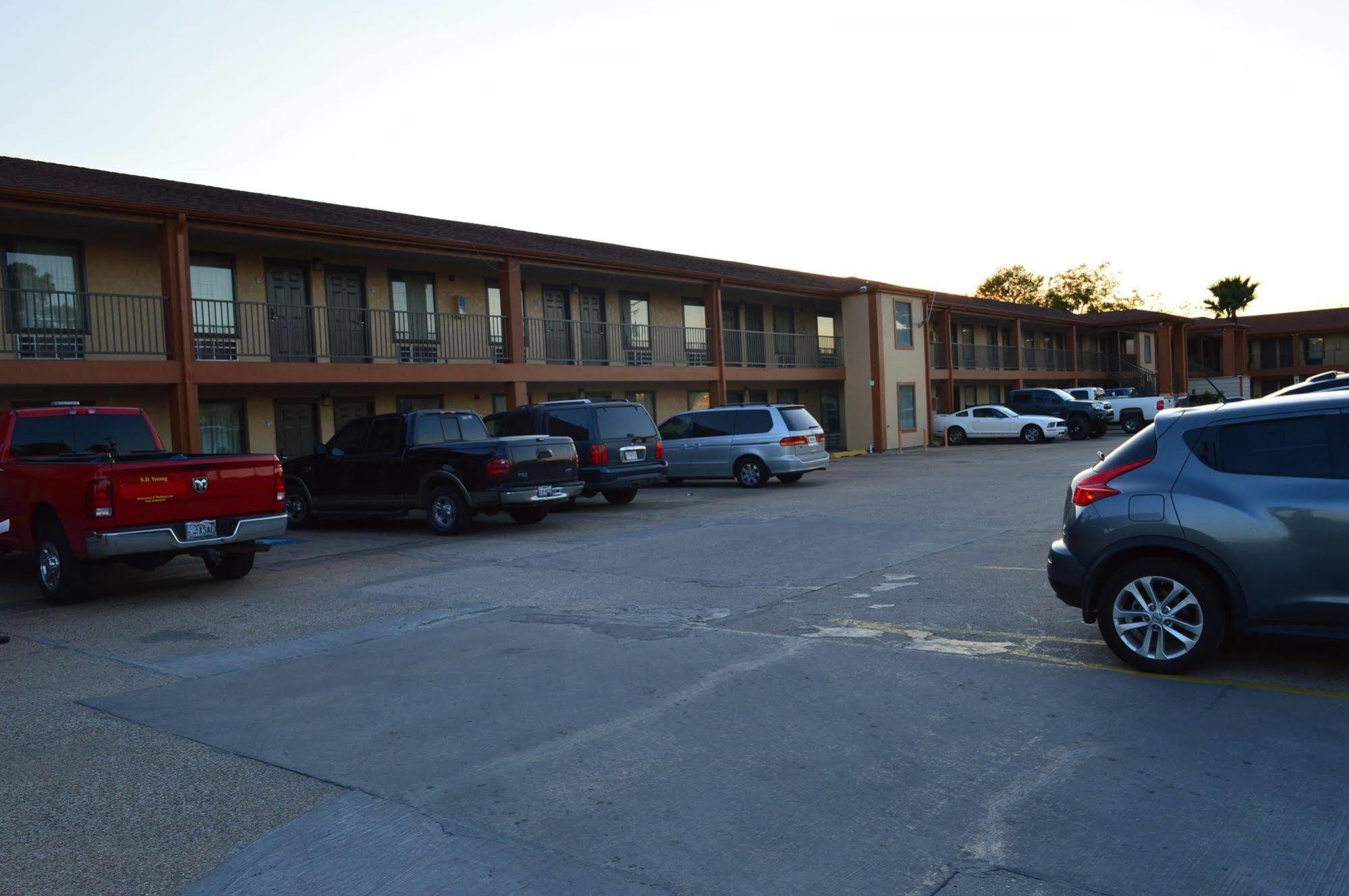 Econo Lodge Lake Charles University Area Bagian luar foto
